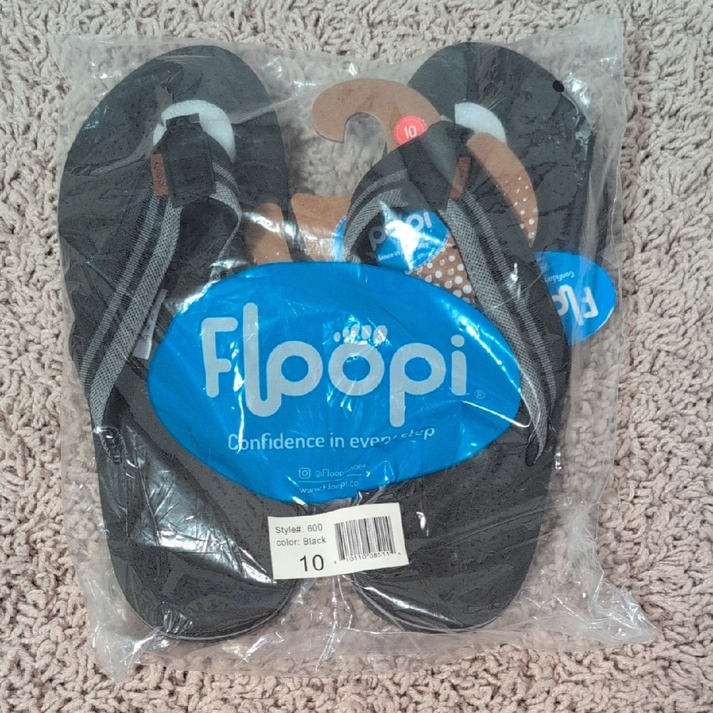 NWT Floopi Black Flip Flops